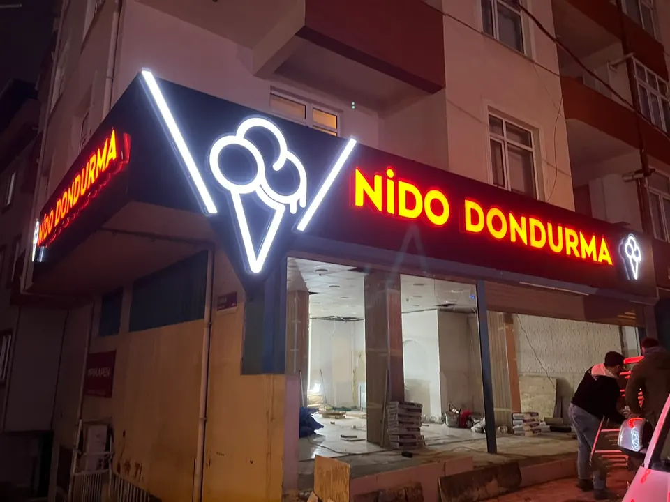 Restoran, kafe ve dondurmacı tabelası: gece görünürlüğü için LED ve kutu harf rehberi